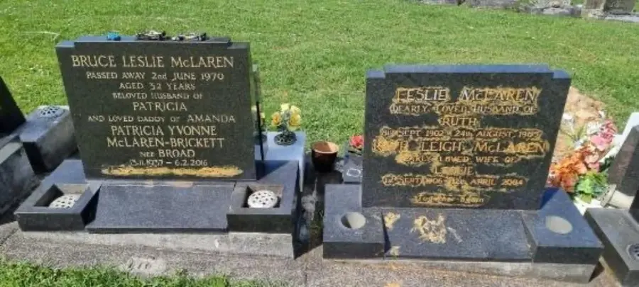 Cele 2 pietre de mormânt ale familiei McLaren, vandalizate Mormântul lui Bruce McLaren, fondatorul echipei de Formula 1, și al soției sale a fost vandalizat: „Nu avem cuvinte”