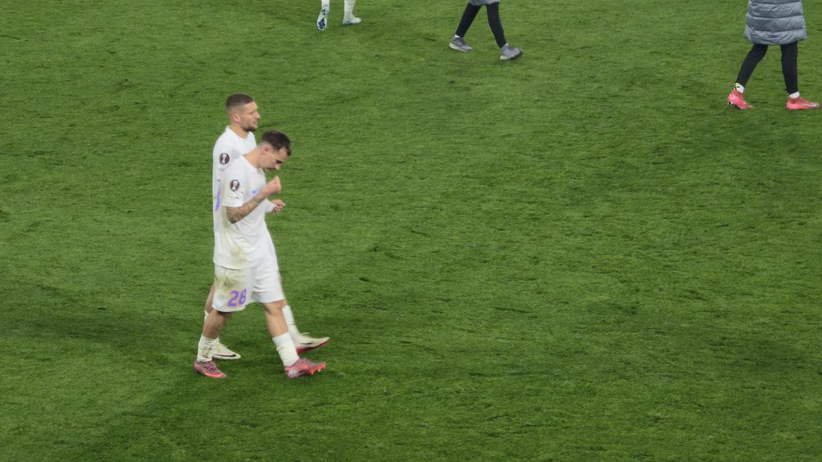 S-au prăbușit pe gazon după Basel - FCSB » Ce s-a întâmplat la final: Shaqiri a fost asaltat, ce a făcut românul Daniliuc