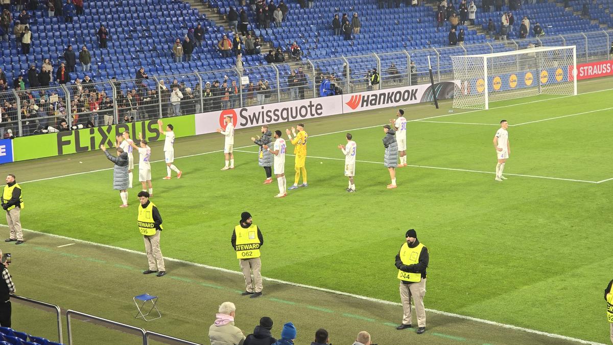 S-au prăbușit pe gazon după Basel - FCSB » Ce s-a întâmplat la final: Shaqiri a fost asaltat, ce a făcut românul Daniliuc