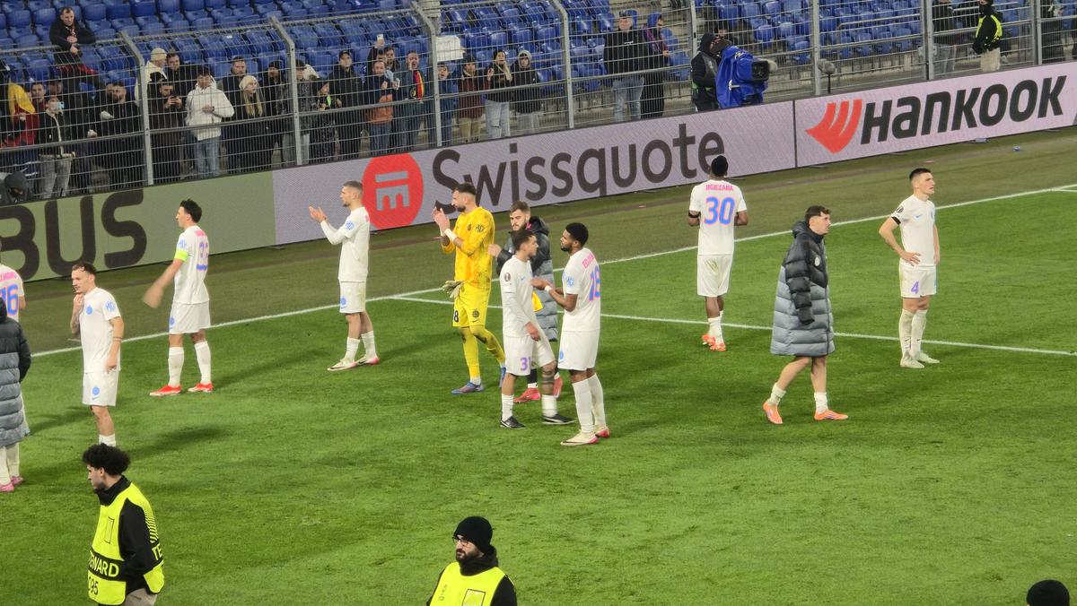 S-au prăbușit pe gazon după Basel - FCSB » Ce s-a întâmplat la final: Shaqiri a fost asaltat, ce a făcut românul Daniliuc