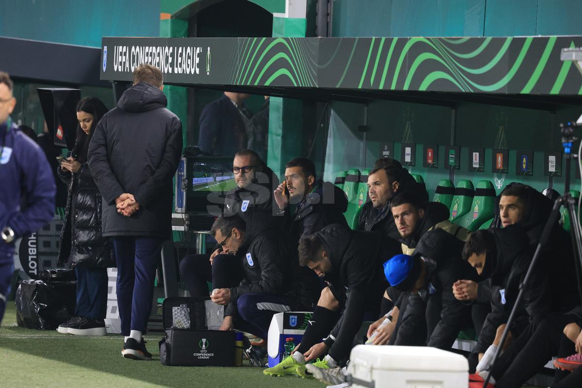 Mirel Rădoi la pauza meciului Rapid Viena - Universitatea Craiova