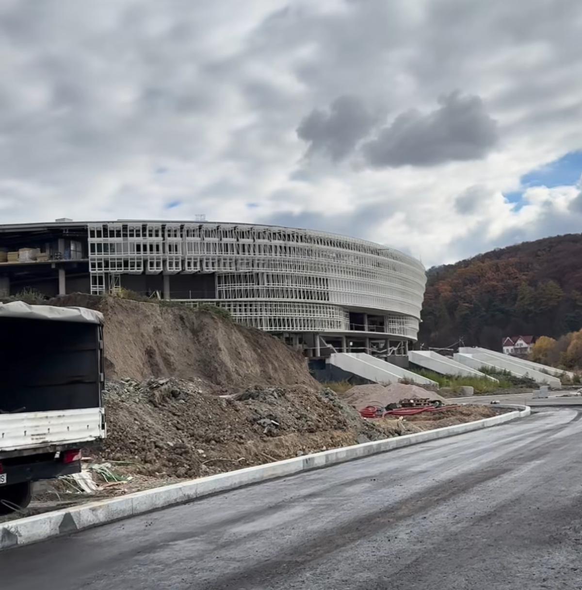 Guvernul pompează noi bani pentru cea mai mare sală polivalentă pe care o va avea România
