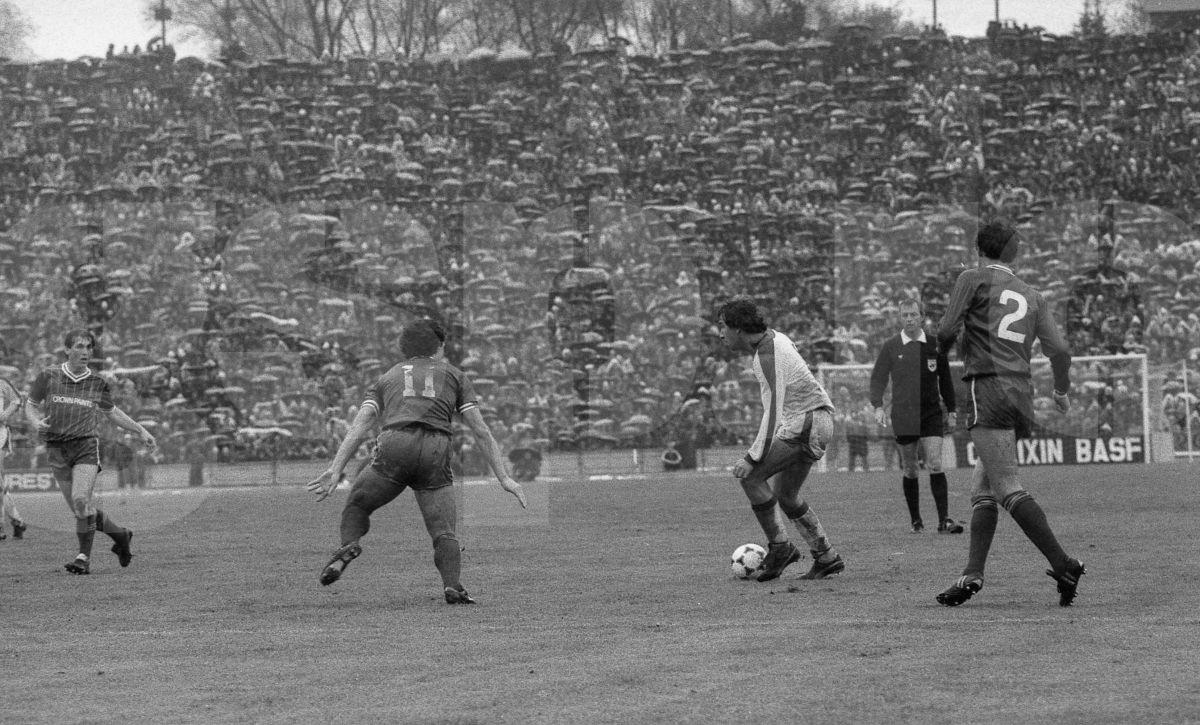 O reclamă la „Dacia Duster” la Dinamo – FC Liverpool, din 1984! E pe bune! Cum a fost posibil