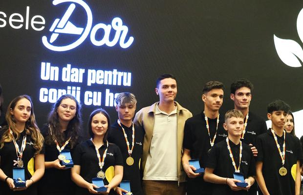 David Popovici și-a oferit medaliile de aur: „Voi sunteți adevărații eroi”