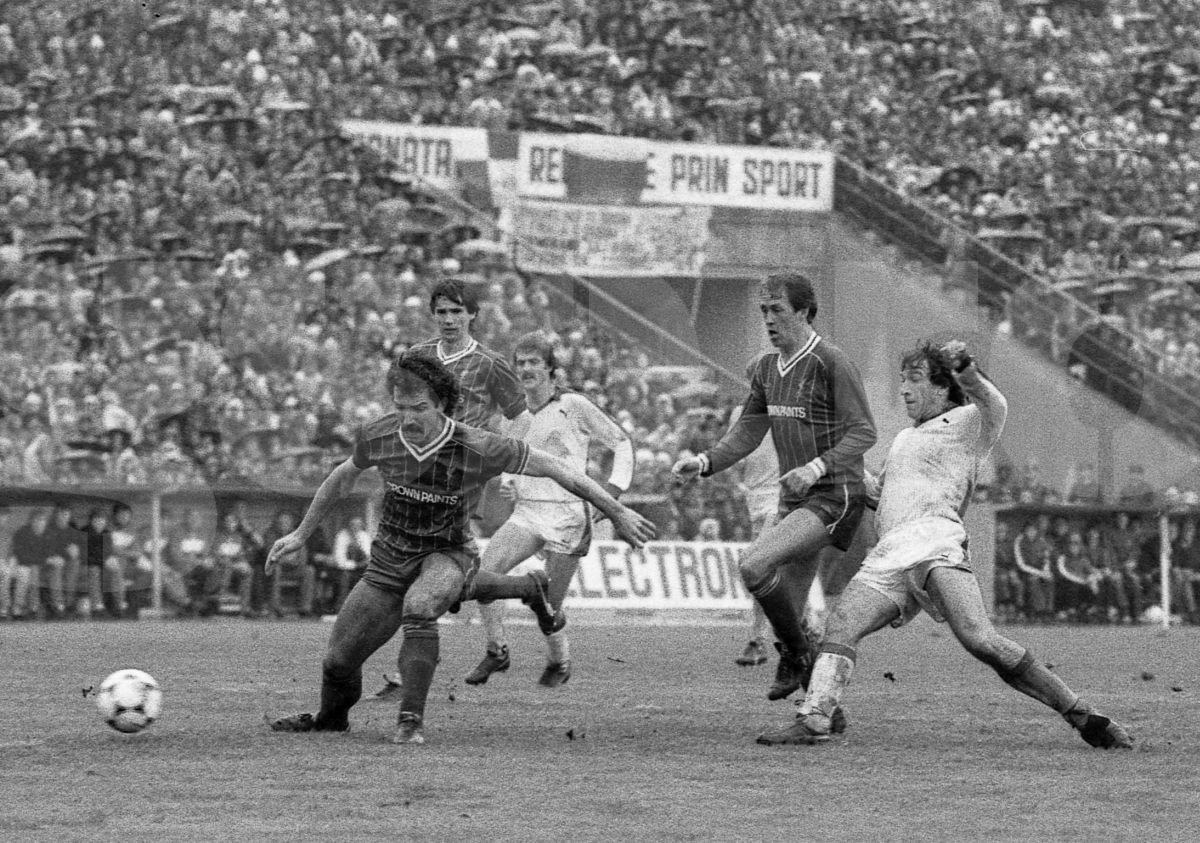 O reclamă la „Dacia Duster” la Dinamo – FC Liverpool, din 1984! E pe bune! Cum a fost posibil