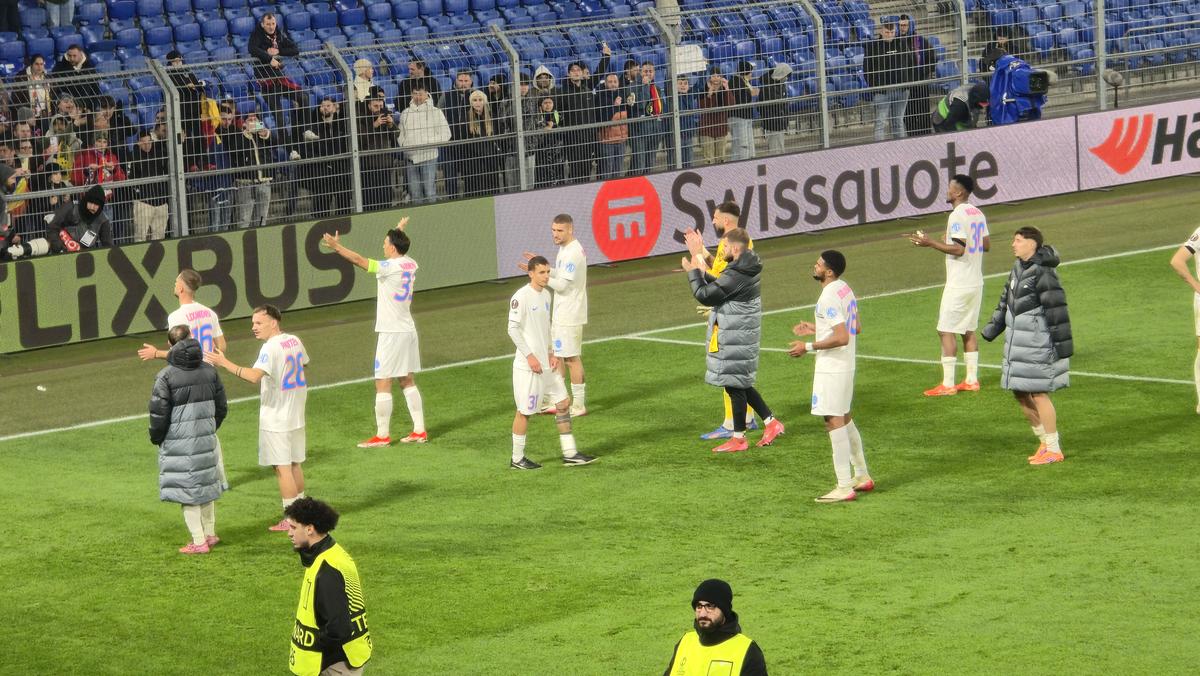 S-au prăbușit pe gazon după Basel - FCSB » Ce s-a întâmplat la final: Shaqiri a fost asaltat, ce a făcut românul Daniliuc