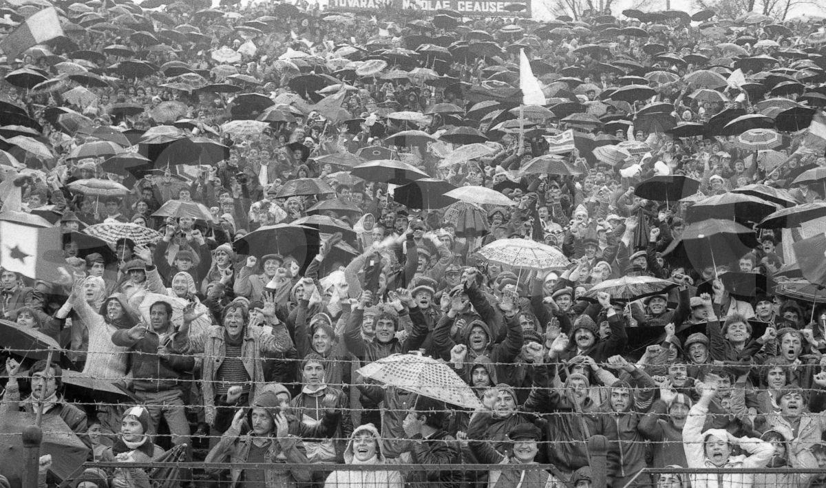O reclamă la „Dacia Duster” la Dinamo – FC Liverpool, din 1984! E pe bune! Cum a fost posibil