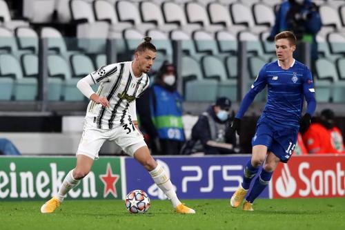 Radu Drăgușin (stânga), în Juventus - Dinamo Kiev // foto: Imago