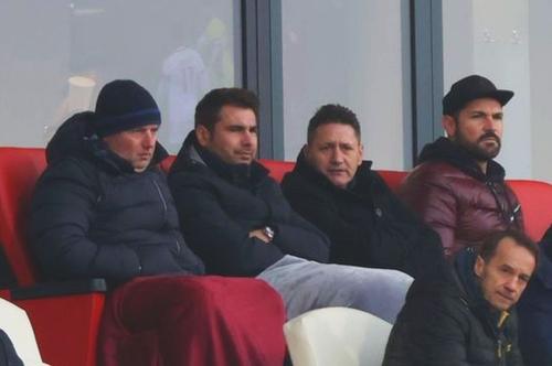 Adrian Mutu (42 de ani) a fost prezent la victoria pe care Kisvarda a obținut-o pe teren propriu în fața celor de la MOL Fehervar, scor 2-1. „Briliantul” e tot mai aproape de a accepta un post de antrenor în Ungaria.