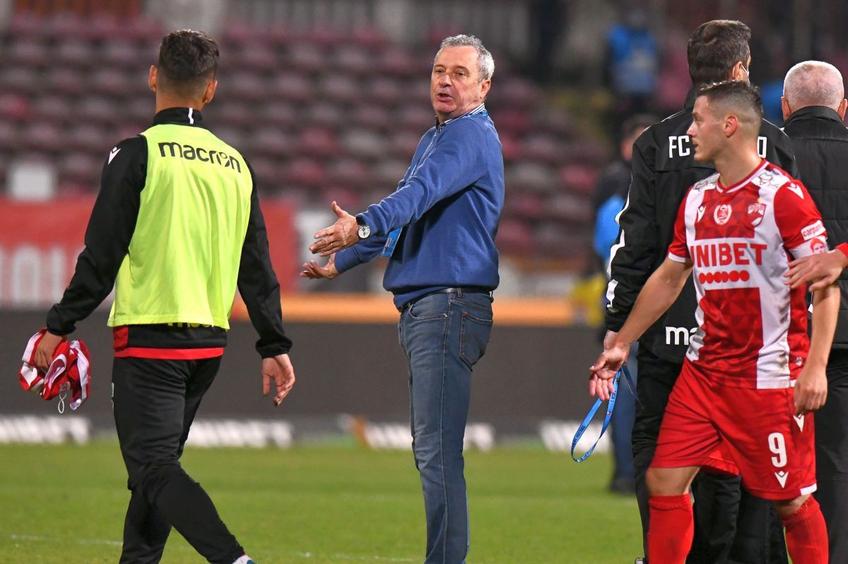 Suporterii lui Dinamo îl sprijină pe Mircea Rednic în războiul cu jucătorii / FOTO: GSP