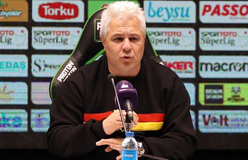 Șumudică a făcut show cu ziariștii, după egalul cu locul 2: „Te invit să te antrenezi cu echipa mea. Ar trebui să știi mai multe despre fotbal!”