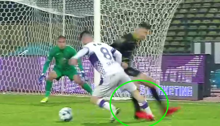 Momentul în care Matricardi îl agață pe Ionuț Șerban FOTO: Captură TV @Telekom Sport Încă o greșeală flagrantă de arbitraj în Liga 1 » Penalty evident, chiar sub ochii asistentului