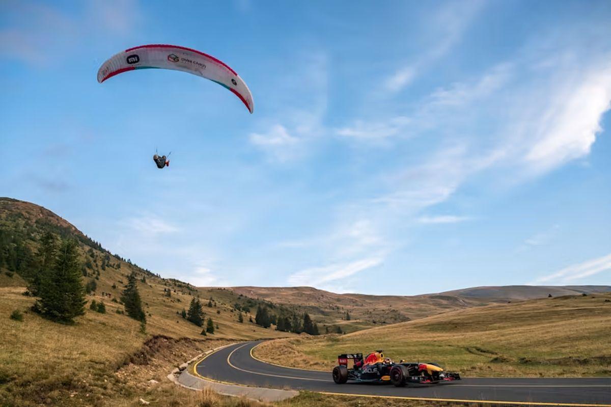 Monopostul de Formula 1 RB7 pe Transalpina