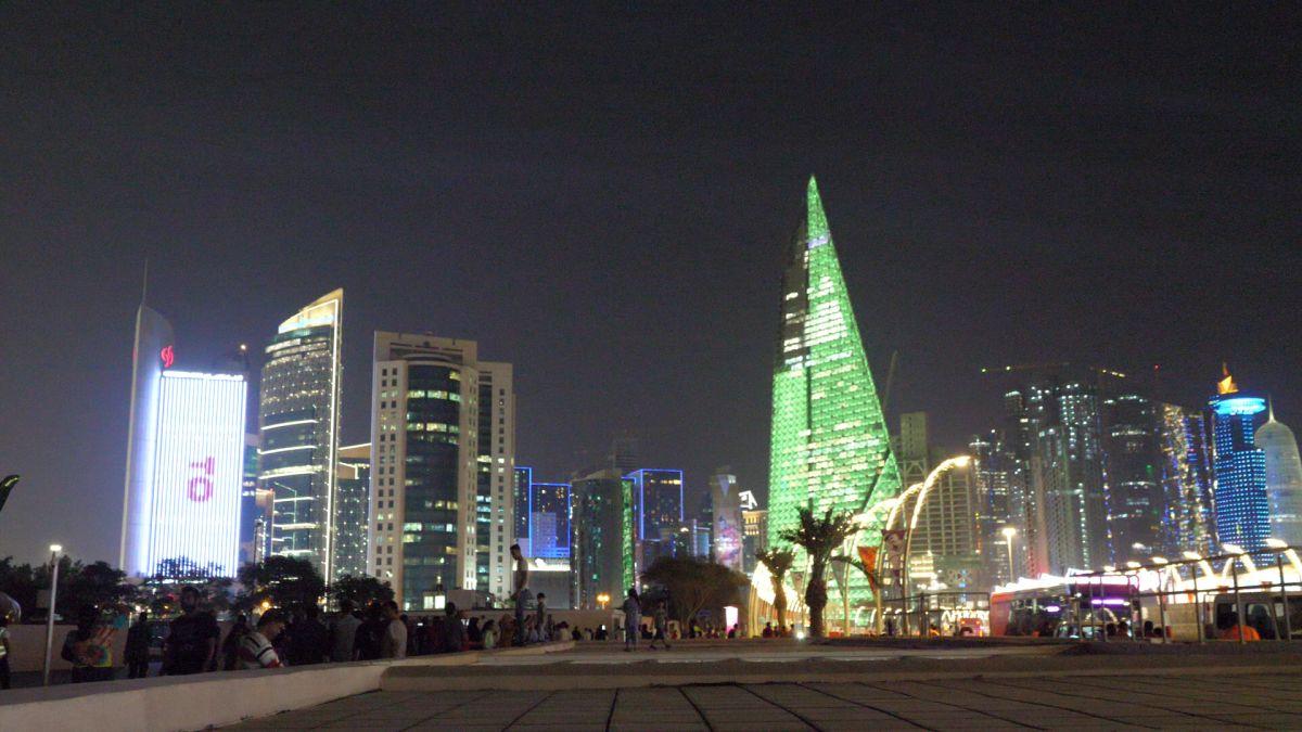 Care criză energetică? În timp ce Europa taie consumul, tot Qatarul e o explozie de lumină continuă, iar localnicii au mașinile cele mai mari