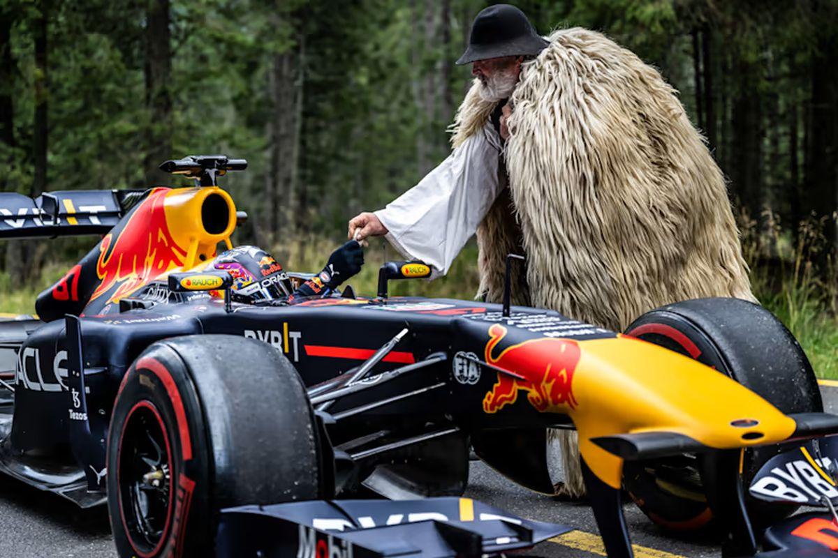 Monopostul de Formula 1 RB7 pe Transalpina