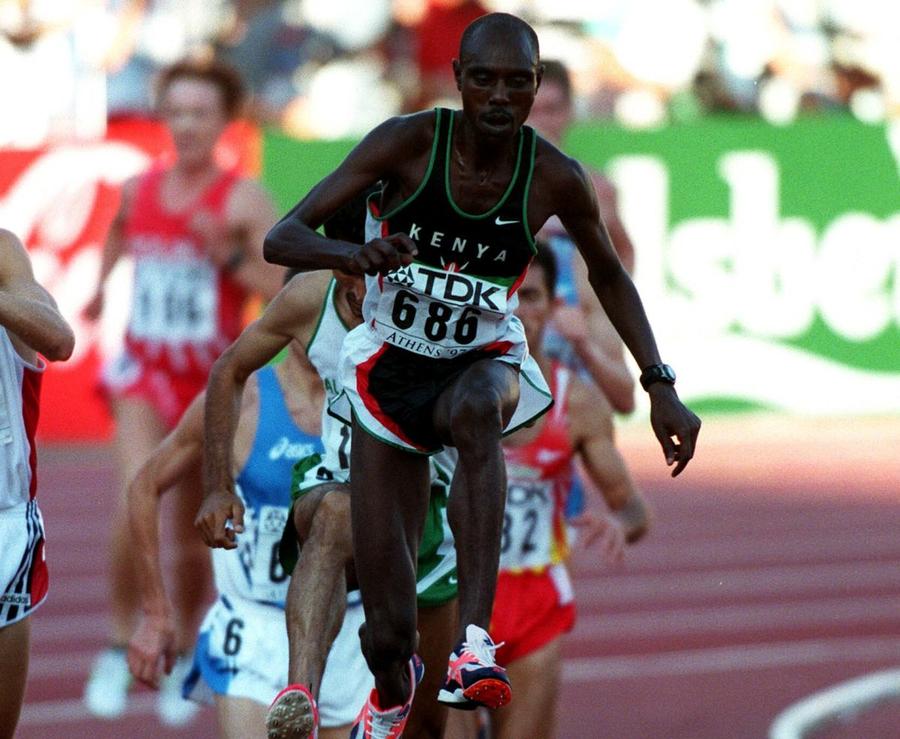 În anii '90, Moses Kiptanui a fost multiplu medaliat cu aur la Mondialele de atletism, în proba de 3.000 de metri obstacole FOTO Imago Hamal din tribul campionului mondial + Îl caută pe Hagi și în Qatar! » 3 întâmplări inedite surprinse în Doha de reporterul special GSP