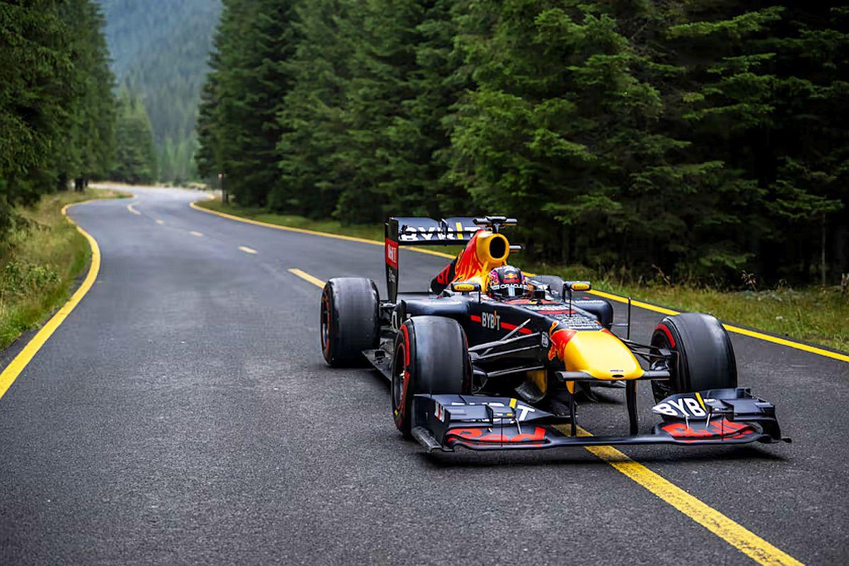 Ce se întâmplă când monopostul F1 al lui Vettel e blocat de o nuntă pe Transalpina? Cadre memorabile filmate pe cea mai înaltă șosea din România 