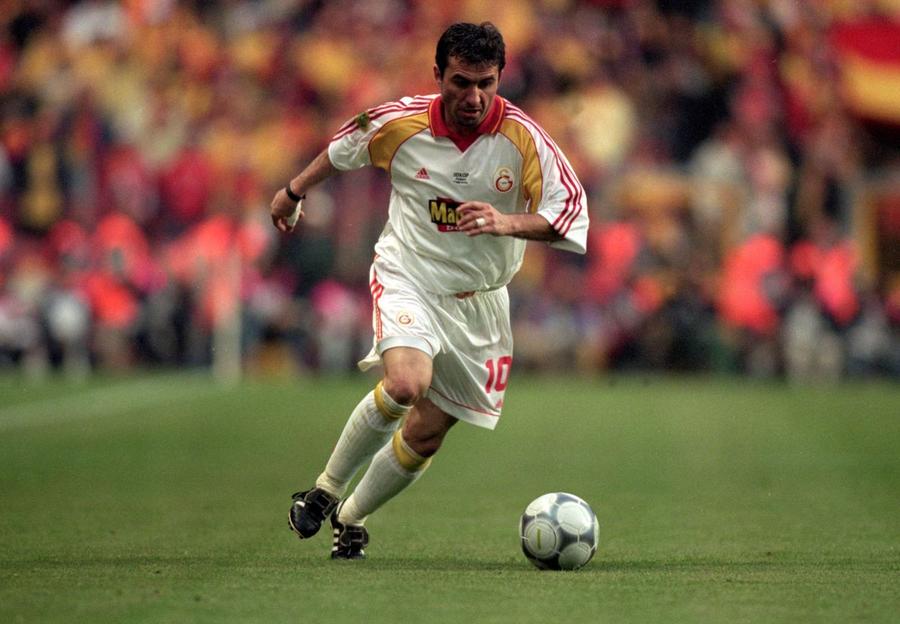 Hagi a avut 5 ani fabuloși la Galatasaray, 1996-2001. Cu trupa din Istanbul a câștigat 4 campionate, 2 Cupe și 2 Supercupe ale Turciei, Cupa UEFA și Supercupa Europei FOTO GettyImages Hamal din tribul campionului mondial + Îl caută pe Hagi și în Qatar! » 3 întâmplări inedite surprinse în Doha de reporterul special GSP