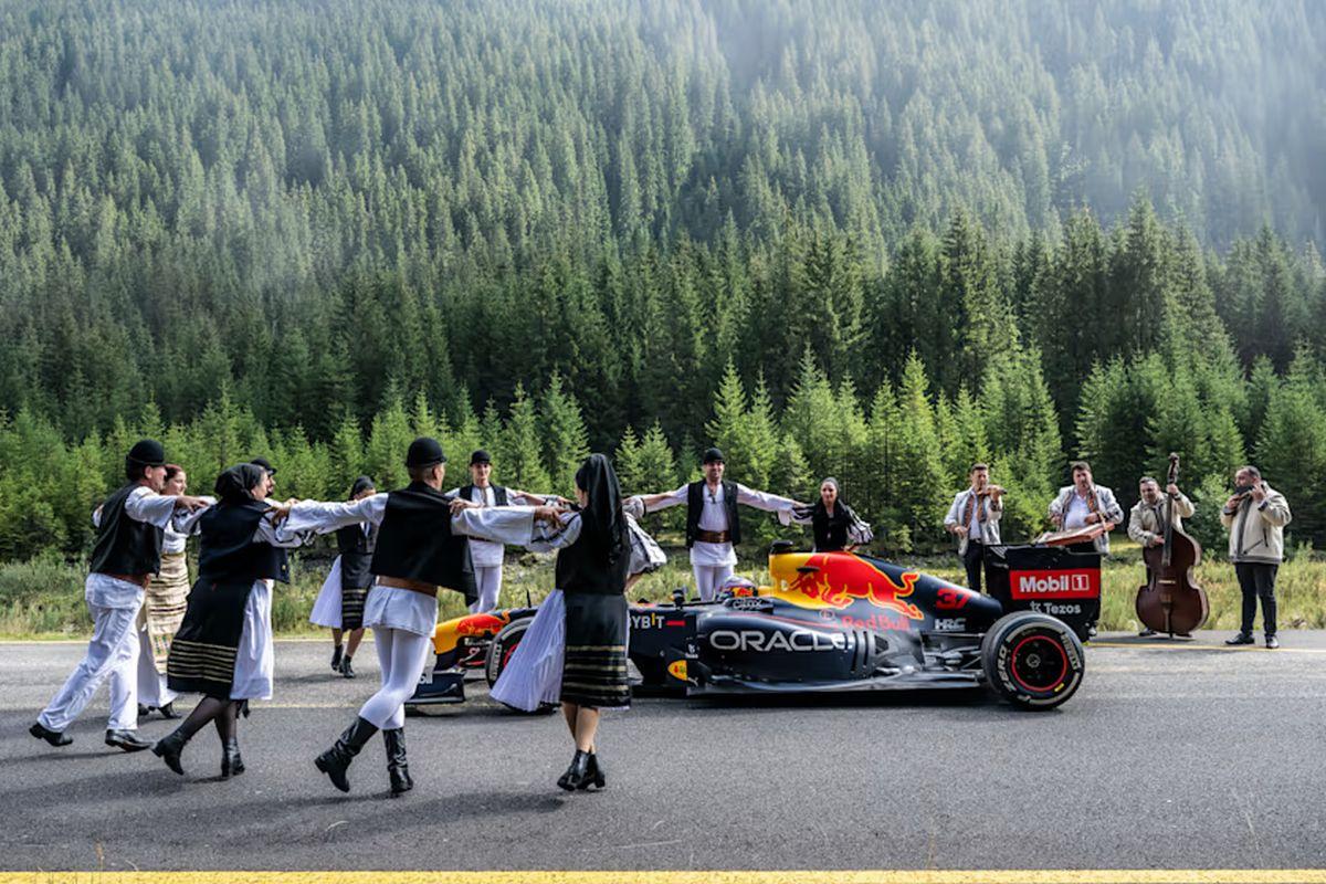 Monopostul de Formula 1 RB7 pe Transalpina