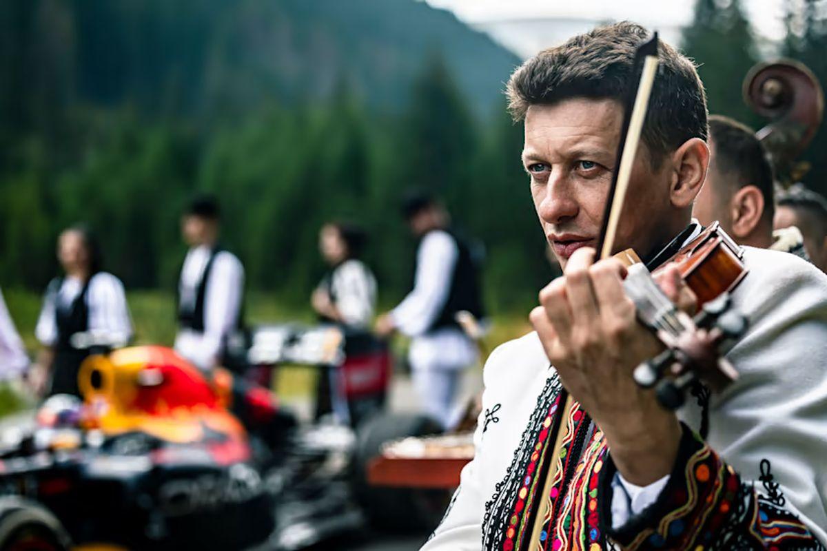 Monopostul de Formula 1 RB7 pe Transalpina
