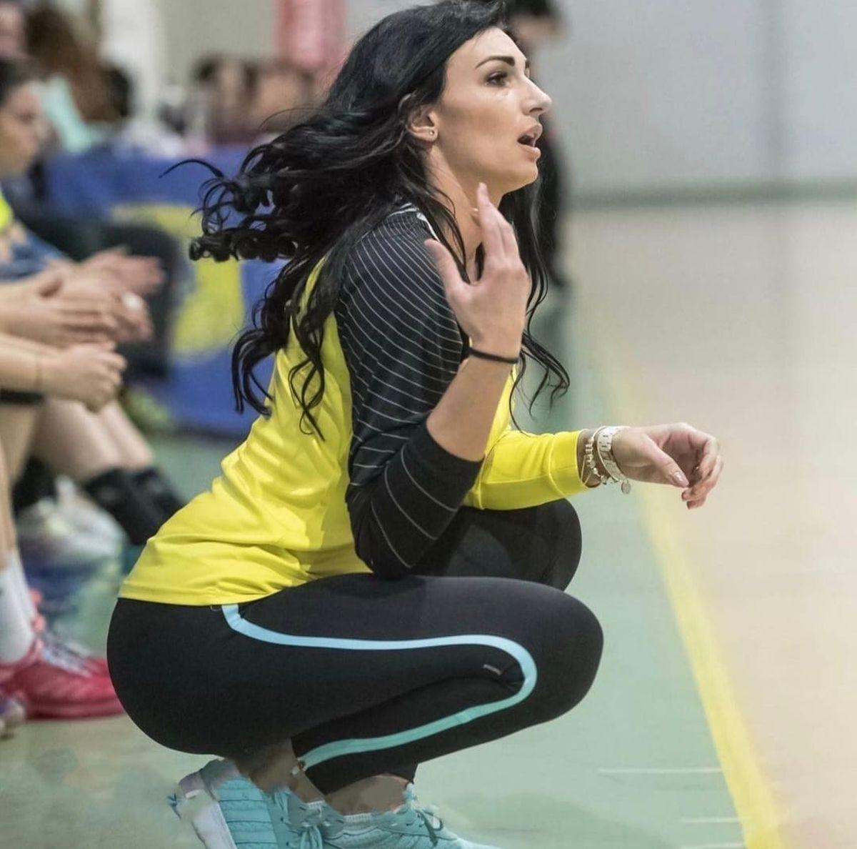 Cea mai sexy antrenoare din România a leșinat în timpul meciului și a urmat scandalul: „Foame, disperare!”