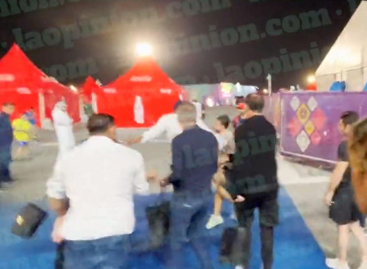 Filmare ȘOCANTĂ din Qatar: Samuel Eto'o îl atacă în afara stadionului și îl face KO cu o lovitură din MMA!