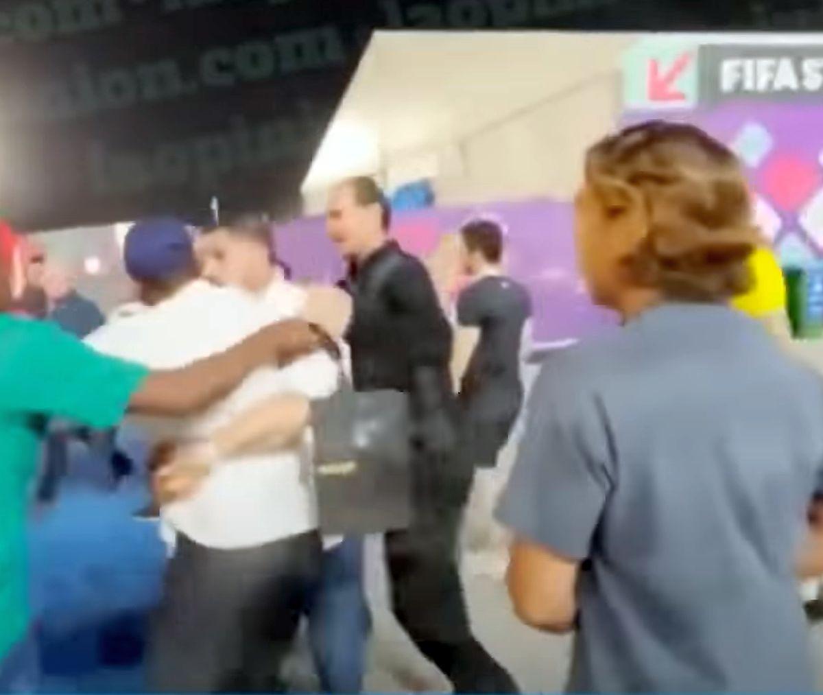 Filmare ȘOCANTĂ din Qatar: Samuel Eto'o îl atacă în afara stadionului și îl face KO cu o lovitură din MMA!
