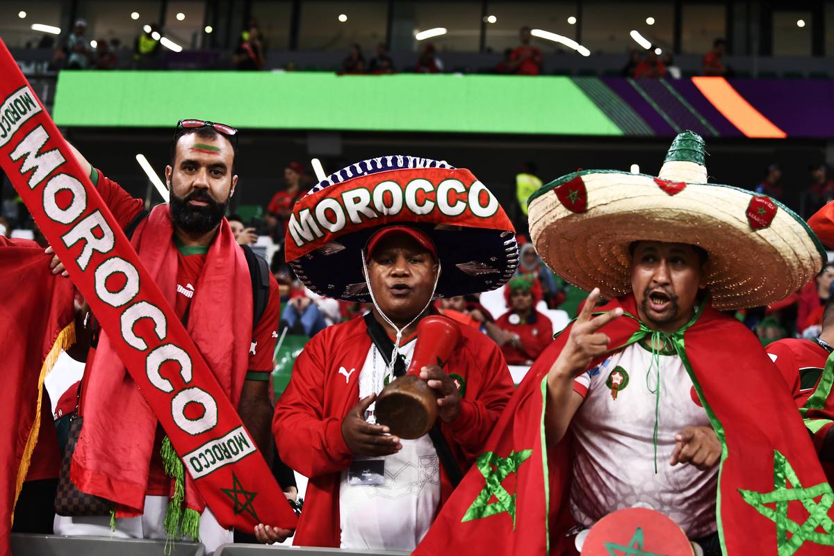 Batman, lei și femei frumoase » Spectacol în tribune la Maroc - Spania