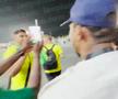 Filmare ȘOCANTĂ din Qatar: Samuel Eto'o îl atacă în afara stadionului și îl face KO cu o lovitură din MMA!