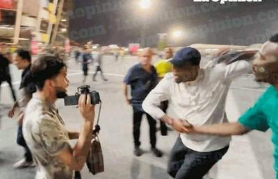 Filmare ȘOCANTĂ din Qatar: Samuel Eto'o îl atacă în afara stadionului și îl face KO cu o lovitură din MMA!