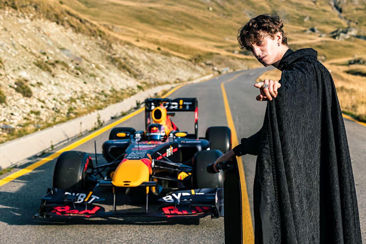 Ce se întâmplă când monopostul F1 al lui Vettel e blocat de o nuntă pe Transalpina? Cadre memorabile filmate pe cea mai înaltă șosea din România 