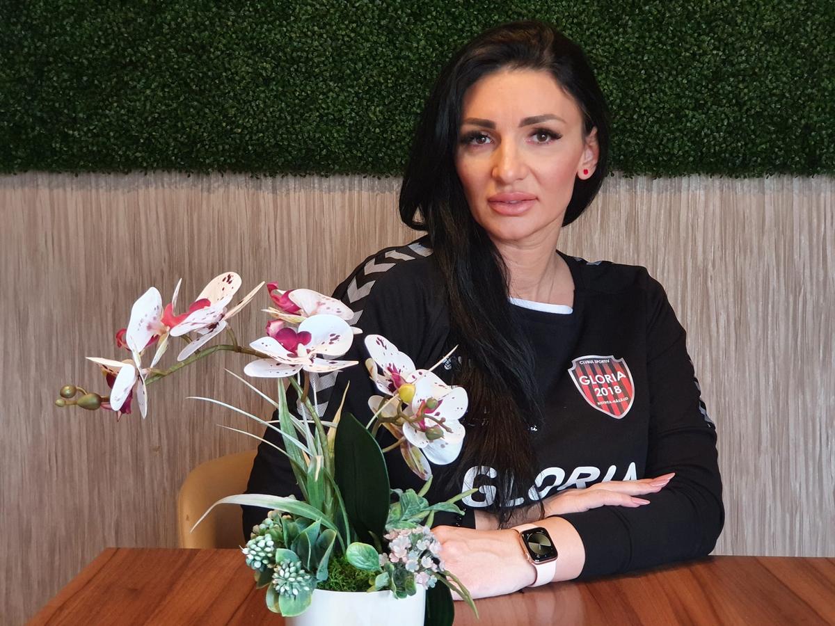 Cea mai sexy antrenoare din România a leșinat în timpul meciului și a urmat scandalul: „Foame, disperare!”