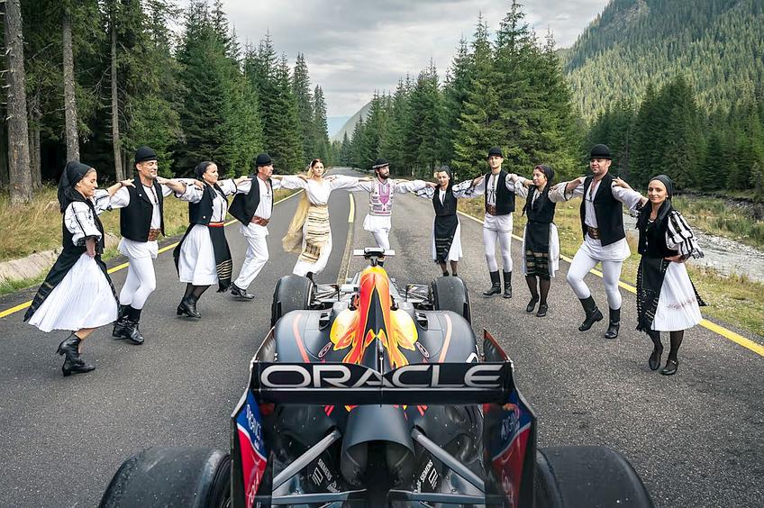 Monopostul RB7, întâmpinat de nuntași pe Transalpina // sursă foto: redbull.com, Mihai Ștețcu / Red Bull Content Pool
