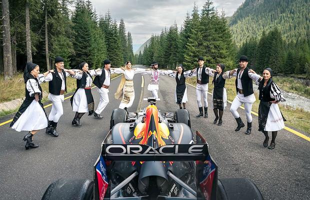 Ce se întâmplă când monopostul F1 al lui Vettel e blocat de o nuntă pe Transalpina? Cadre memorabile filmate pe cea mai înaltă șosea din România 