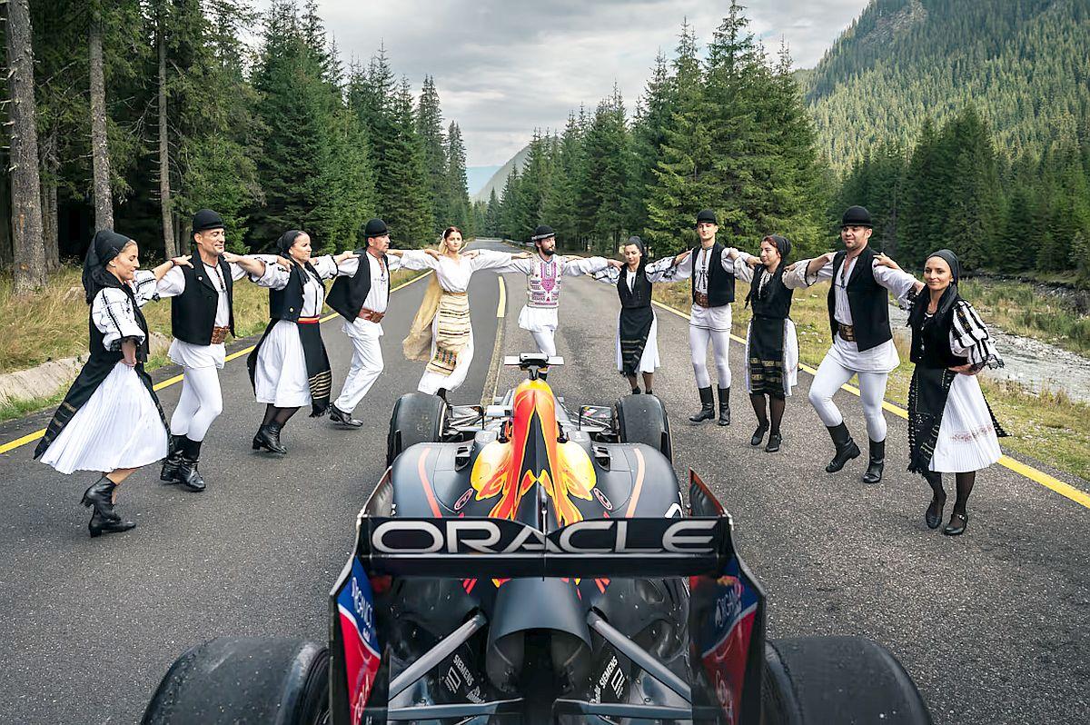Monopostul de Formula 1 RB7 pe Transalpina