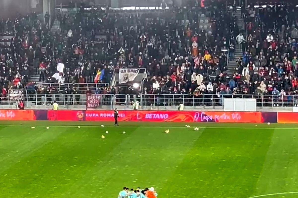 Nu au ținut cont de părerea liderului galeriei sau de vreme » Jucării aruncate în apă la Rapid - CFR Cluj