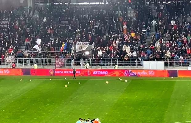Nu au ținut cont de părerea liderului galeriei sau de vreme » Jucării aruncate în apă la Rapid - CFR Cluj