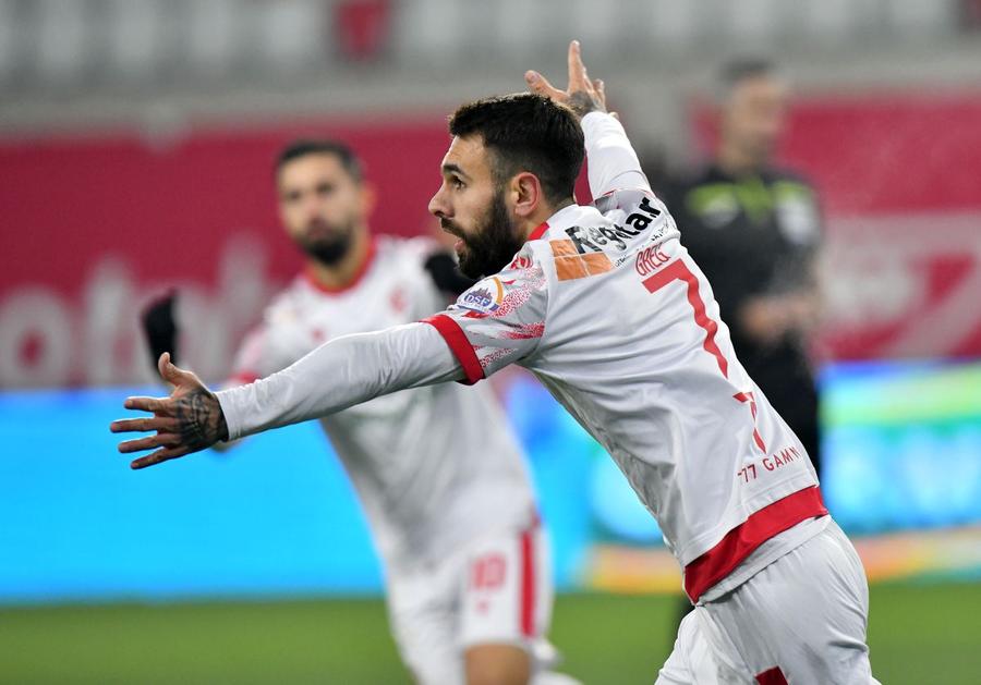 Portughezul Goncalo Gregorio, golgeterul lui Dinamo, cu 4 reușite în 18 etape, susține că el crede în salvarea de la retrogradare și speră ca fanii să rămână susținătorii echipei Atacantul plecat în vară de la Dinamo, hat-trick într-un 7-0 din Conference League » Liviu Antal a marcat o „dublă” în duelul românilor