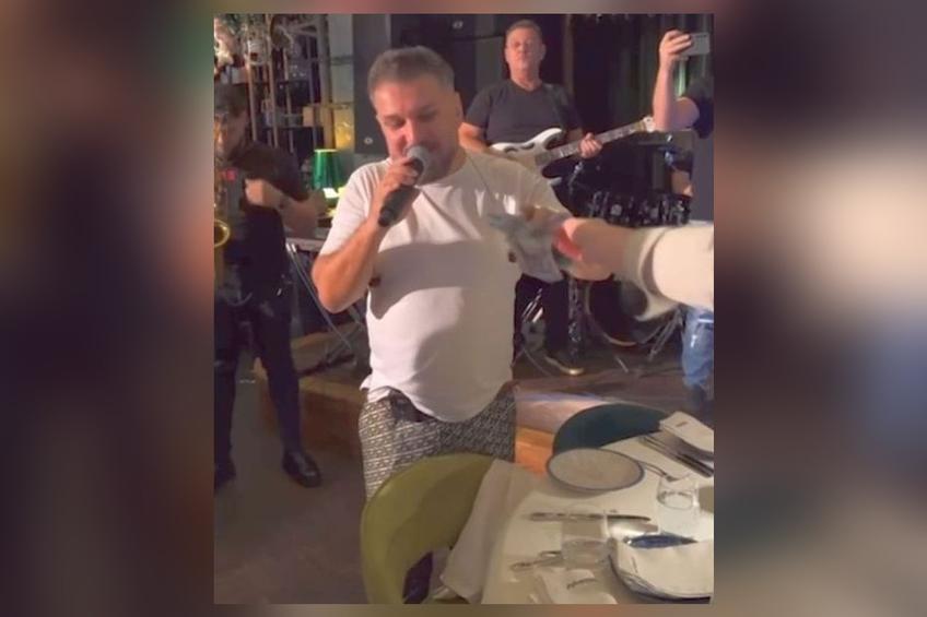 Manelistul Adi de la Vâlcea a cântat la petrecerea organizată de FRF după calificarea „tricolorilor” la Euro 2024