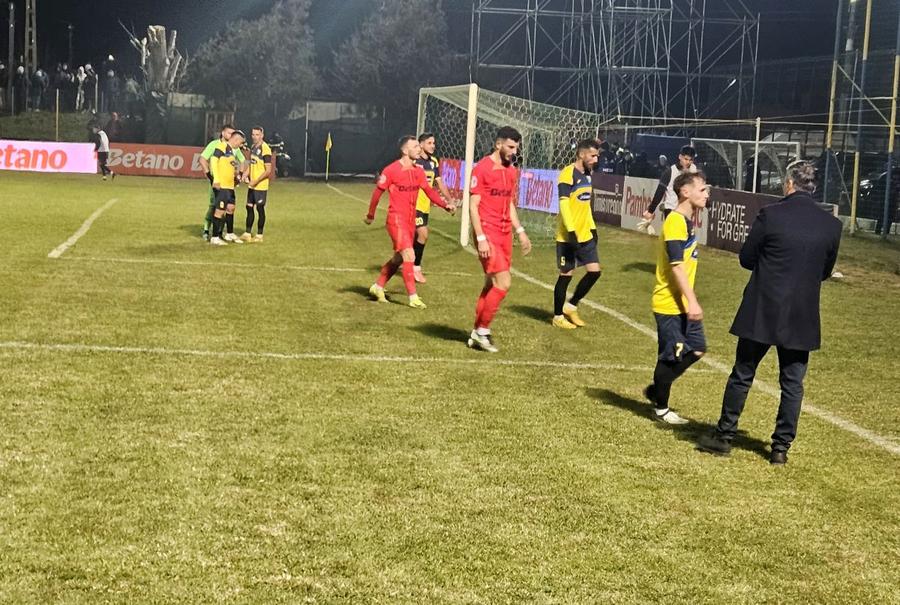 Primarul din Borcea, la pauza meciului / FOTO: Remus Dinu (GSP) 5 detalii pitorești surprinse de GSP la Agricola Borcea - FCSB, unde sătenii s-au îmbulzit să vadă campioana » Steagul UE spre cer, primarul speaker motivațional + ce-i aștepta pe oameni la porțile stadionului