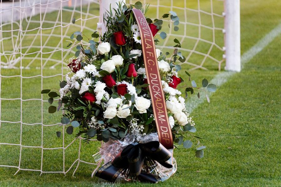 Coroana pusă în poartă de Sevilla, după decesul lui Duckadam Omagiul superb adus de clubul FC Sevilla în memoria lui Helmuth Duckadam » Ce au afișat lângă poarta unde s-a întâmplat minunea din 1986