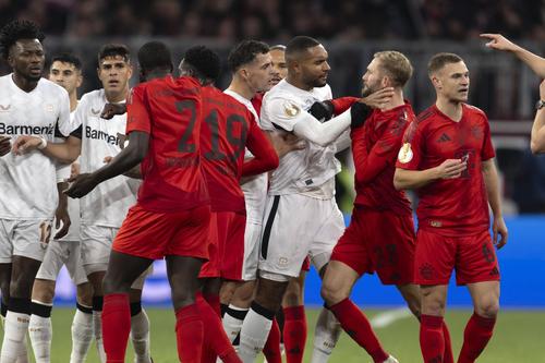 Jonathan Tah, aici băgându-i mâna-n gât lui Konrad Laimer, a ajuns mărul discordiei între Leverkusen și Bayern / Foto: Imago