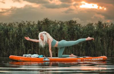 Totul despre yoga: beneficii, stiluri și diferențele dintre ședințele individuale și cele în grup + De ce spune instructoarea Raluca Dănăilă că bărbații ar avea nevoie mai mult de această practică