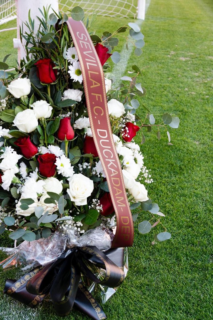 Coroana pusă în poartă de Sevilla, după decesul lui Duckadam Omagiul superb adus de clubul FC Sevilla în memoria lui Helmuth Duckadam » Ce au afișat lângă poarta unde s-a întâmplat minunea din 1986