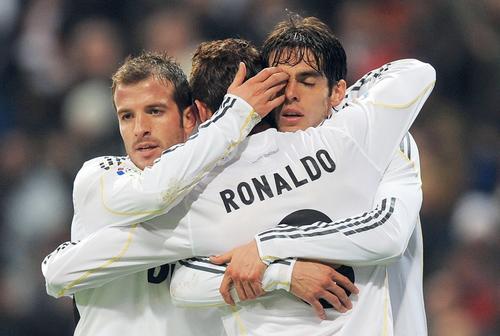 Cristiano Ronaldo, îmbrățișat de Rafael van der Vaart, în stânga // foto: Guliver/gettyimages