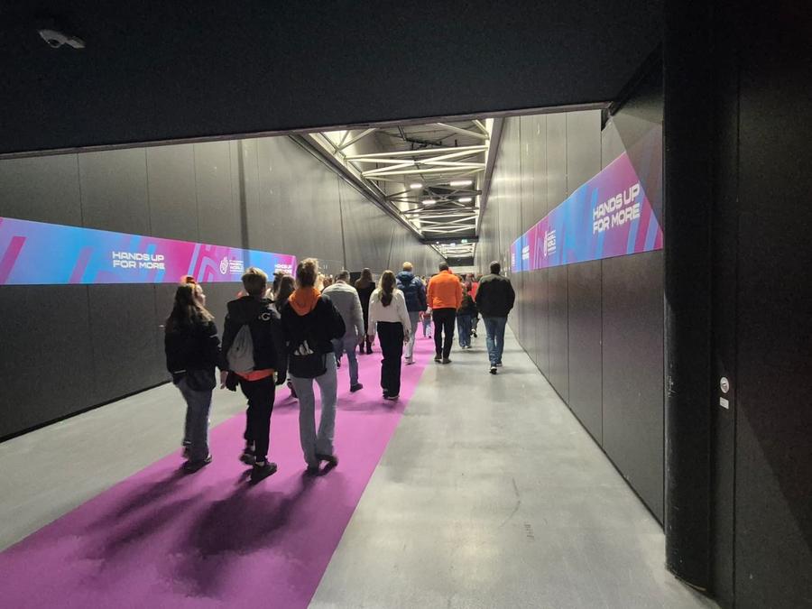 Imagini cu 6 ore înainte de Olanda - Polonia Știm toate naționalele calificate în sferturile de finală la Campionatul Mondial de handbal feminin » 9.000 de fani „oranje” au creat o atmosferă fantastică