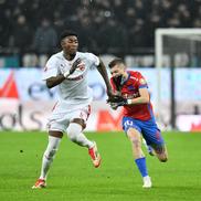 Kennedy Boateng vs Florin Tănase în FCSB - Dinamo // foto: Cristi Preda (GSP)