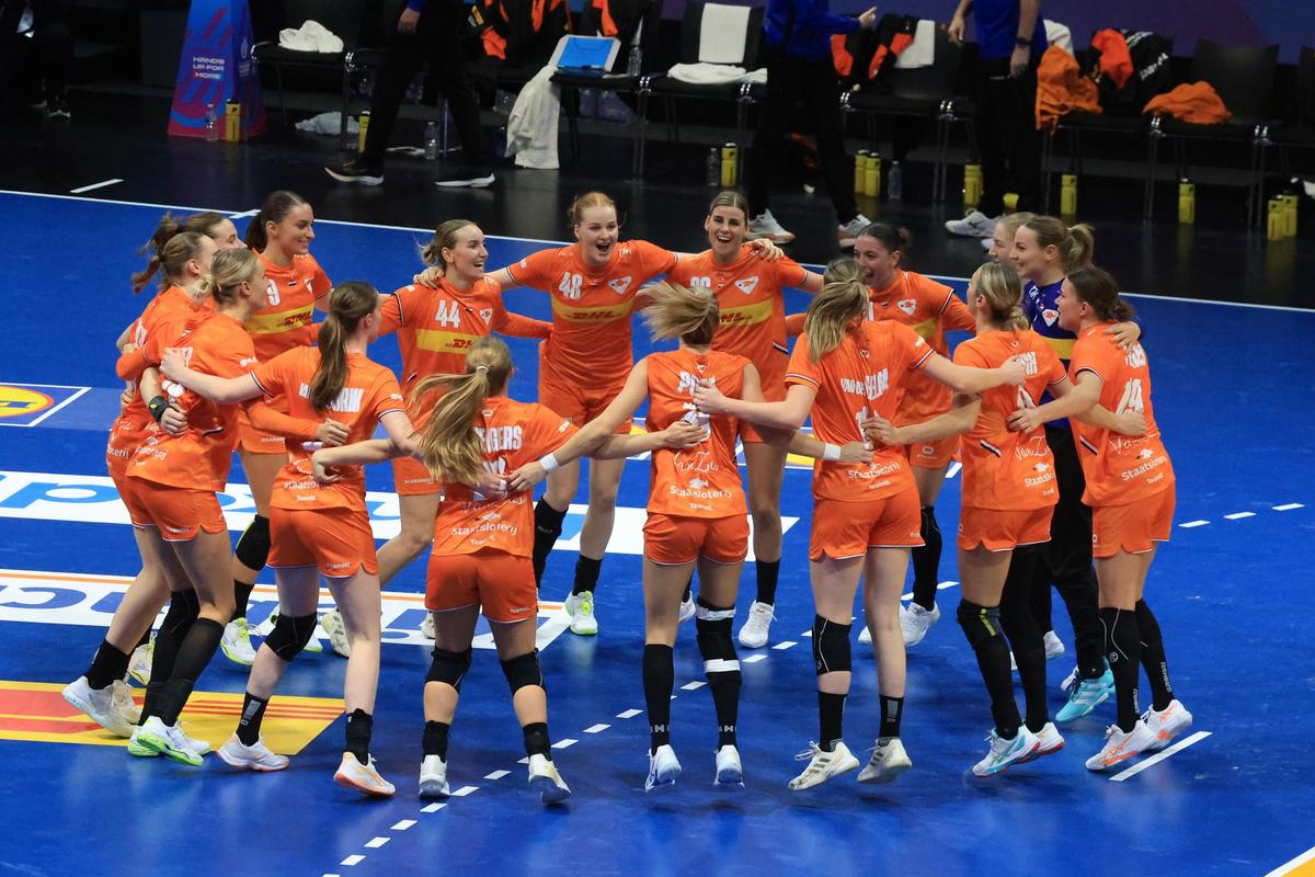 Știm toate naționalele calificate în sferturile de finală la Campionatul Mondial de handbal feminin » 9.000 de fani „oranje” au creat o atmosferă fantastică
