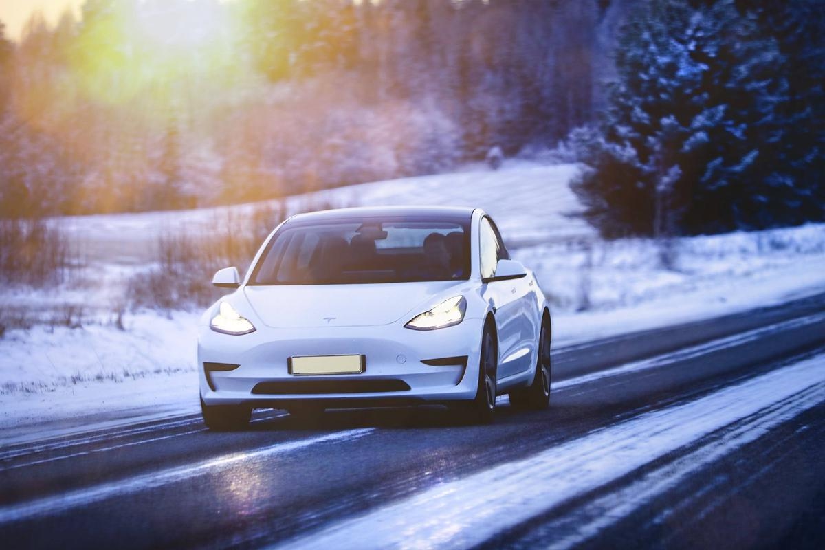 Pe fondul scăderii vânzărilor, Tesla aduce în Europa cea mai accesibilă versiune de sedan electric de până acum