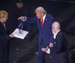 Donald Trump primește medalia și trofeul „inventate” de șeful FIFA, Infantino, special pentru președintele SUA, la tragerea la sorți. Foto: Imago Images